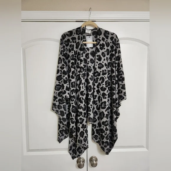 Dillard's Leopard Print Poncho/ Cape - Picture 2 of 5